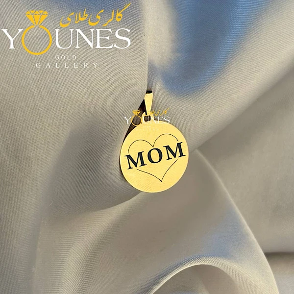 تصویر دوم آویز طلا حکاکی دایره طراحی MoM